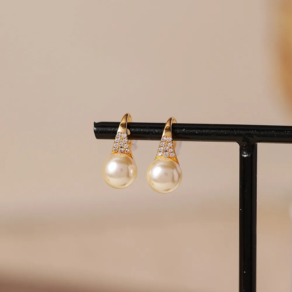 O1CN018wxSvm2BaeFNHLG88_2214616708355-0-cib Pearl Flower Stud Earrings - Image 1