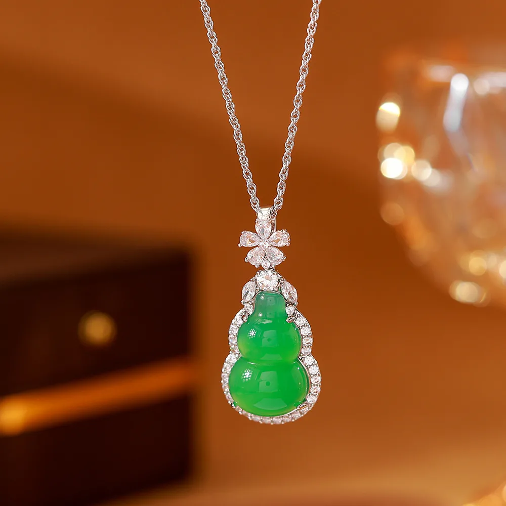 O1CN01FQeMz82BaeEy7LeaJ_2214616708355-0-cib Agate Gourd Hollow Flower Clavicle Necklace - Image 1