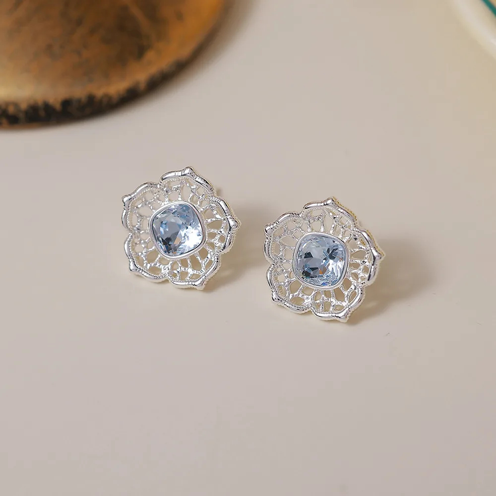 O1CN01HY2Mlp2BaeG0yWEzs_2214616708355-0-cib French Zircon Hollow Flower Pearl Stud Earrings - Image 1