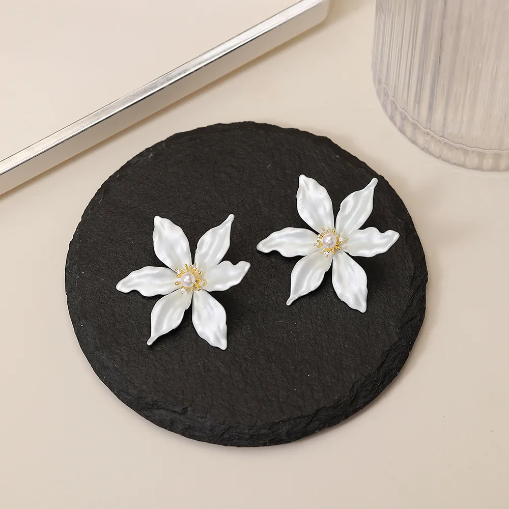 O1CN01cHJS8c2BaeFp1WxjY_2214616708355-0-cib Flower Stud Earrings - Image 1