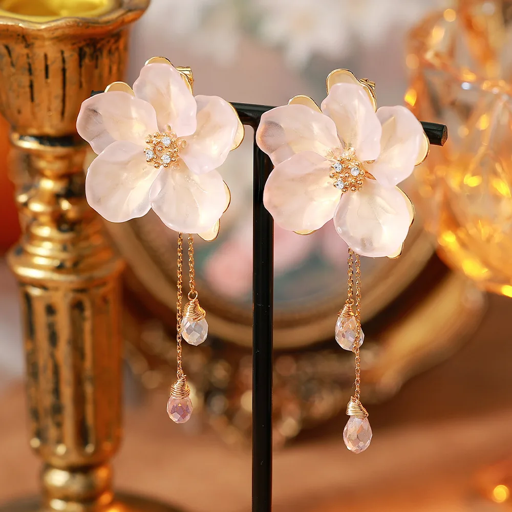 O1CN01exwIEN2BaeFFSekLW_2214616708355-0-cib Shell Flower Crystal Tassel Stud Earrings - Image 1
