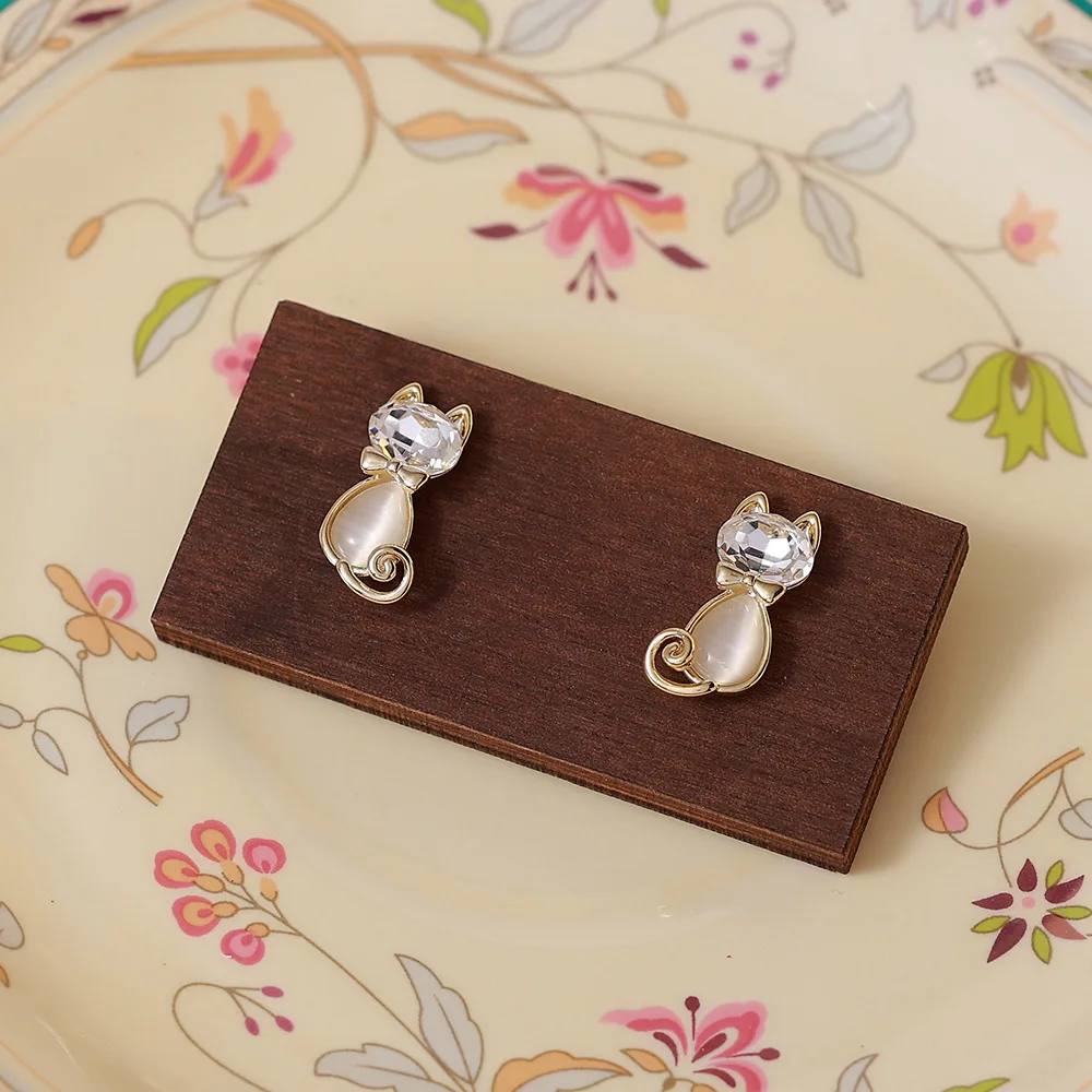 O1CN01jbPwOR2BaeG4lv0JU_2214616708355-0-cib Vintage Rhinestone Stud Earrings - Image 1