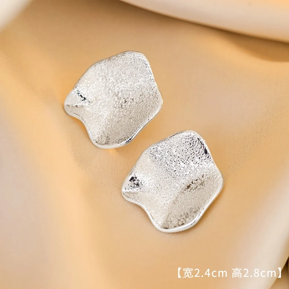 O1CN01oyEgad2Bae2cnZbqM_2214616708355-0-cib Vintage Geometric Stud Earrings - Image 1